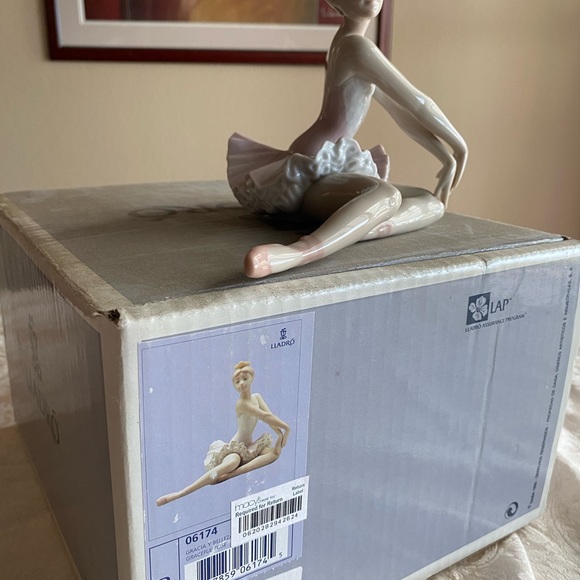 RETIRED 2007 ‘GRACEFUL POSE LLADRO’ PORCELAIN FIGURINE-Item#01006174 - Picture 7 of 7